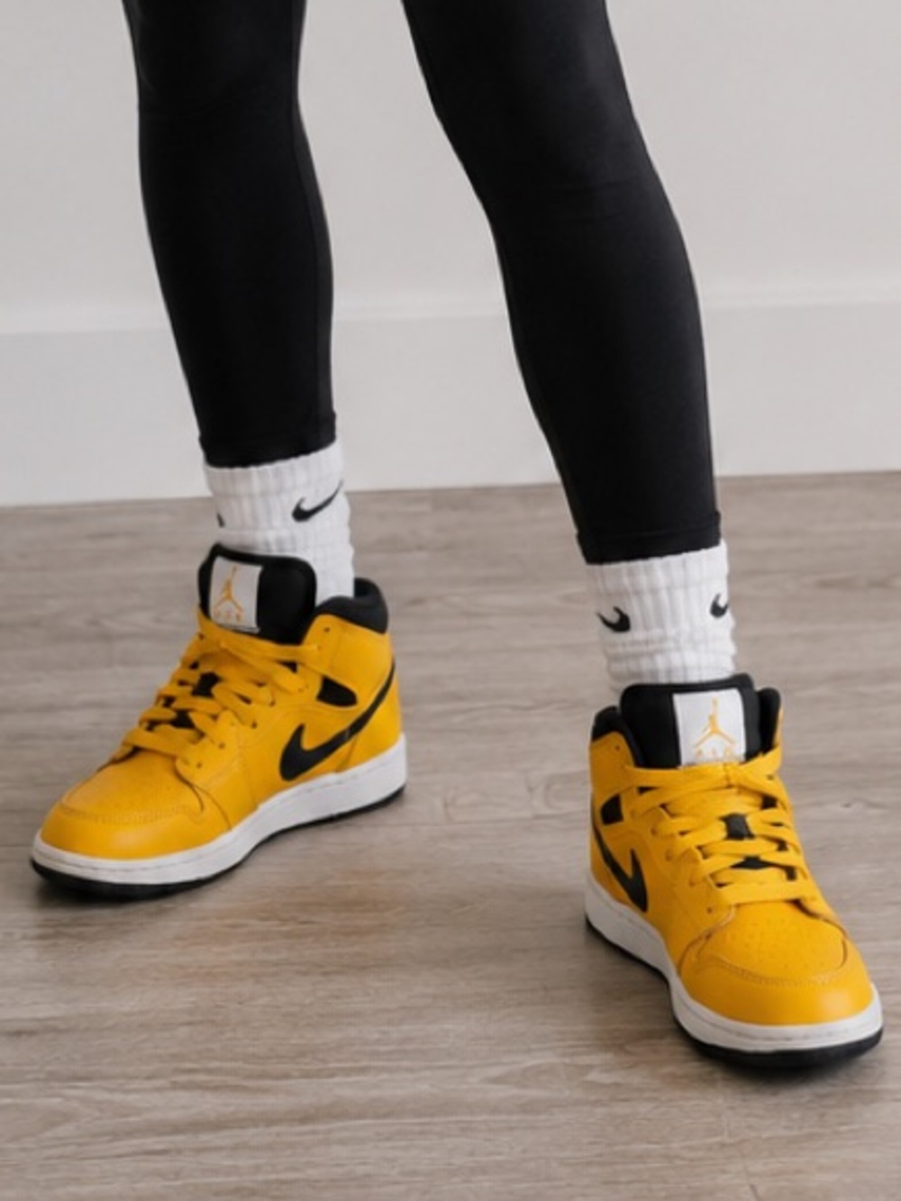 Nike air‎ Jordan 1 mid university gold. Size 4.5Y